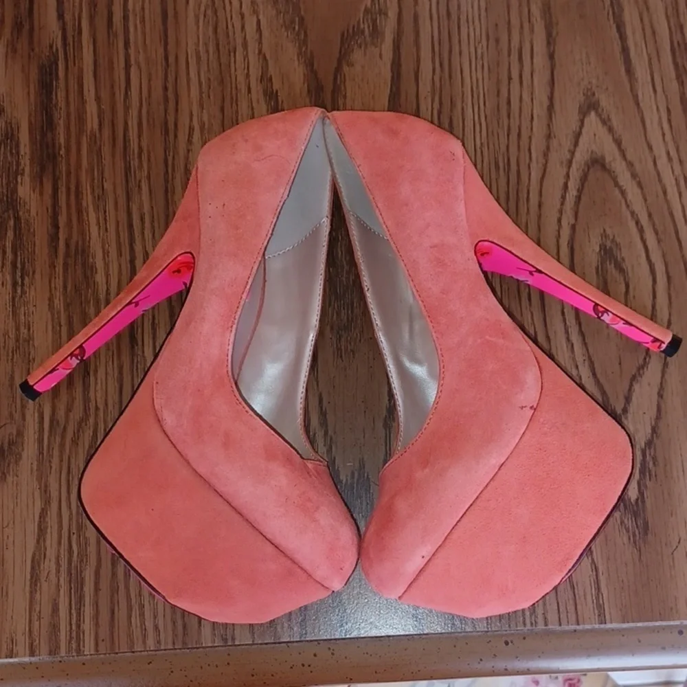 Betsy Johnson Gemmma Coral Suede, size  8